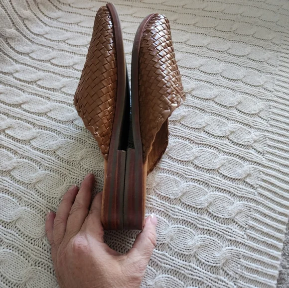 Elegant Cogniak  Woven Slip-On Loafers.Like New. - Picture 4 of 8